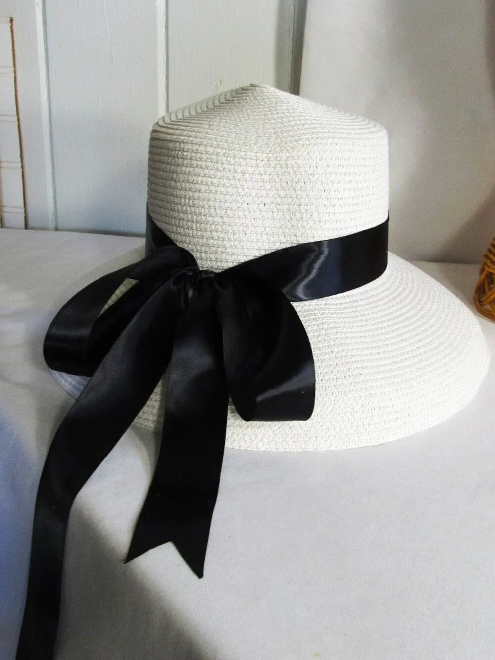 NEW CLASSY RETRO STRAW HAT WHITE + BLACK BOW SIZE M/L SO HEPBURN